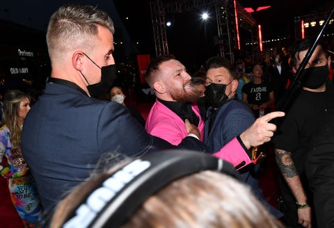 Conor McGregor fights with machine gun Kelly