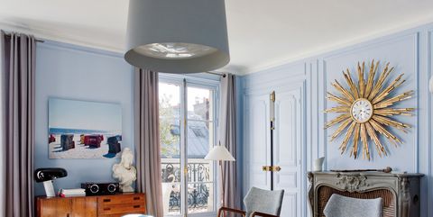 Salón de un piso en París azul