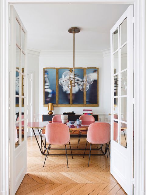 Comedor con sillas rosas en un piso de París
