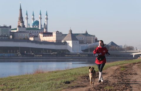 una mujer sale a correr con su perro siguiendo los consejos médicos de los podólogos para volver a hacer deporte