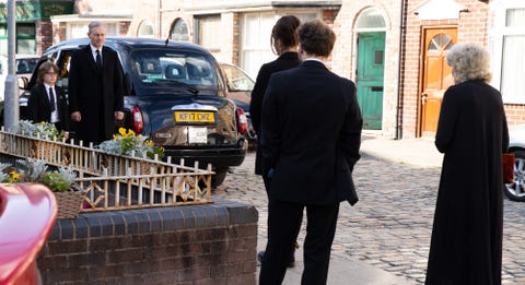 Sam Blackman y Nick Tilsley en el funeral de Natasha en Coronation Street