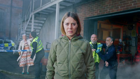 Coronation Street - Abi Webster en la promoción de mayo de 2022 coronation street abi webster en la promoción de mayo de 2022 mirando a la cámara mientras kevin y debbie luchan contra la policía