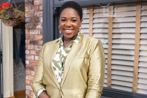 Channique Sterling-Brown como Dee Dee Bailey en Coronation Street en la calle coronacion