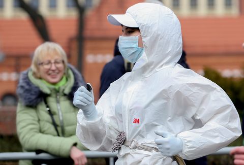 Una mujer corre protegida contra con el cornavirus con una máscara durante una carrera popular.