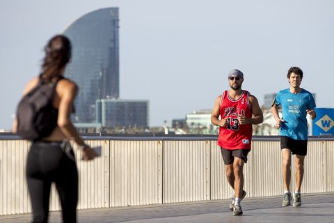 varias personas corren por barcelona tras haber decidido a empezar a hacer deporte con la desescalada