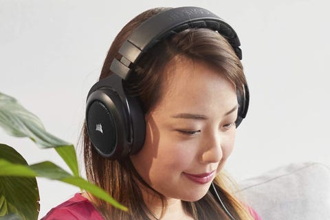 frau trägt corsair hs50 pro gaming headset