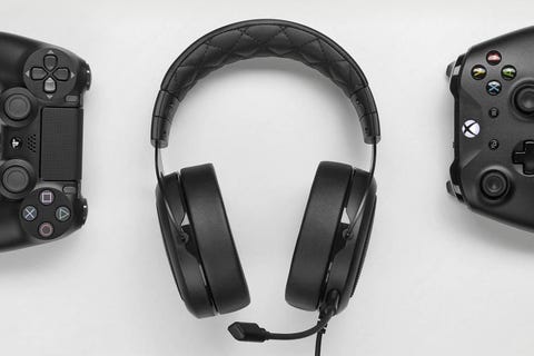 corsair hs50 pro gaming headset neben den Controllern