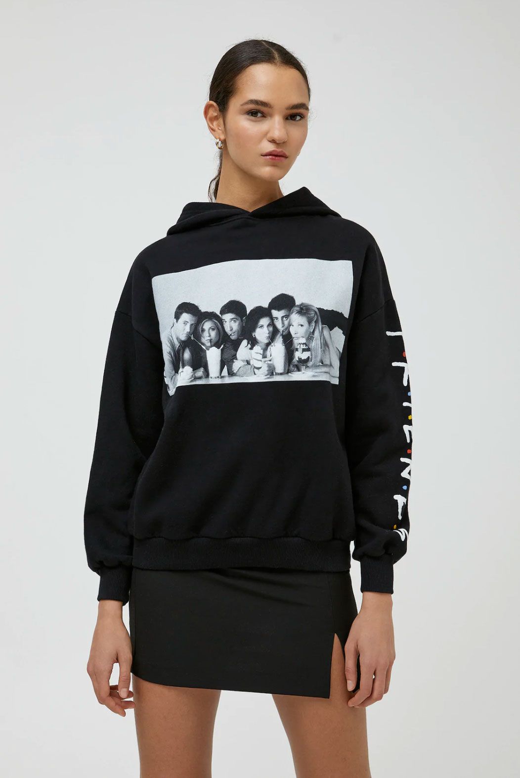 sudadera friends pull and bear