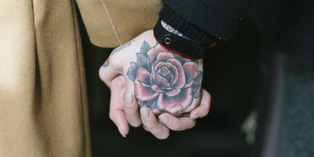 man met een hand tattoo