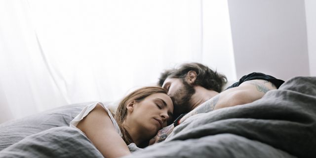 幸せなカップルでいるコツは 寄り添って寝ること