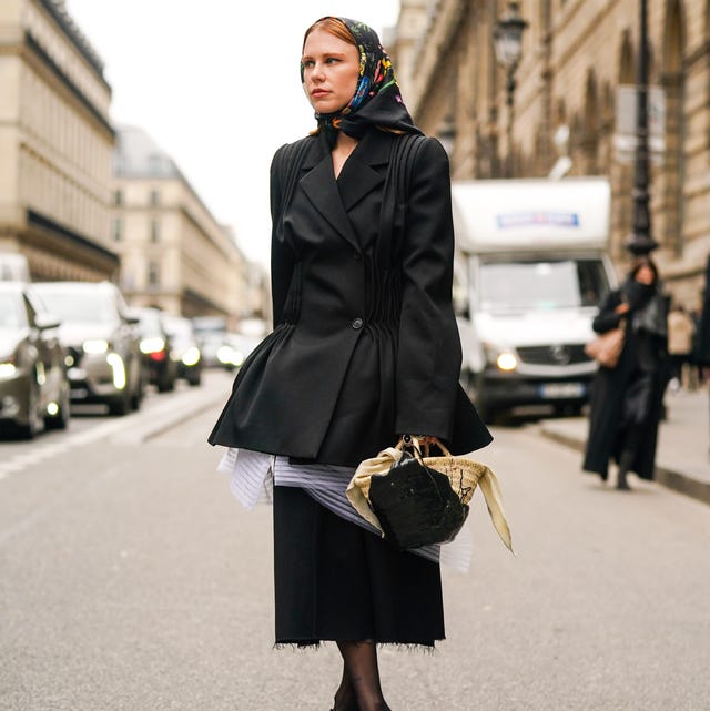 dame poseert in rokpak tijdens paris fashion week dame poseert in rokpak tijdens paris fashion week