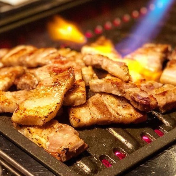 烧烤圈 烤五花肉的制作与配方 世界人民喜欢的美食 散发着销魂的光芒 腾讯新闻