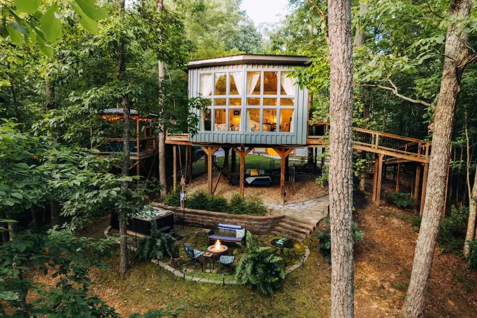 10 Cozy Airbnbs Across the U.S. Perfect for a Country Getaway