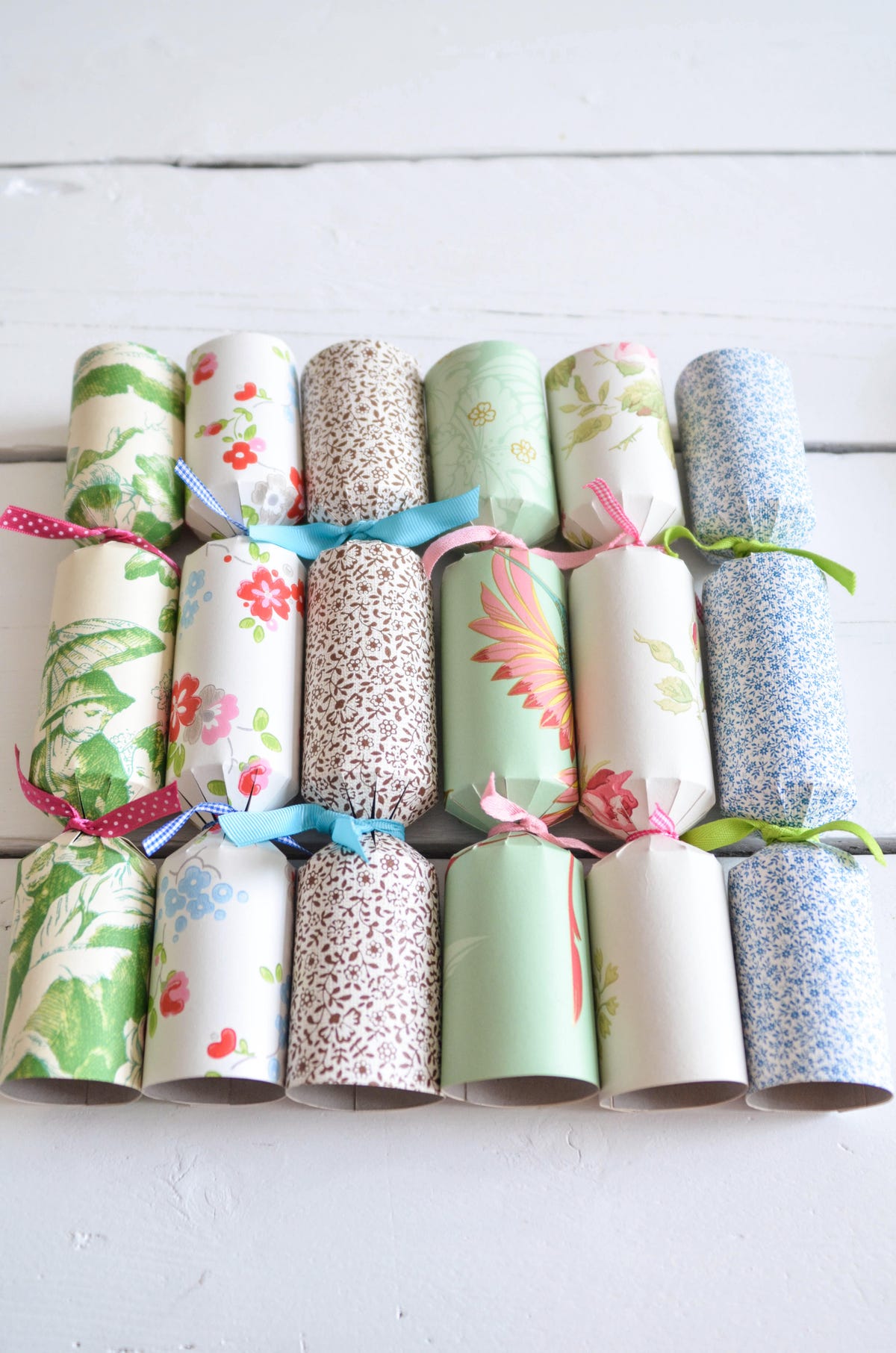 Make Your Own Christmas Crackers - Easy Christmas Crafts Ideas