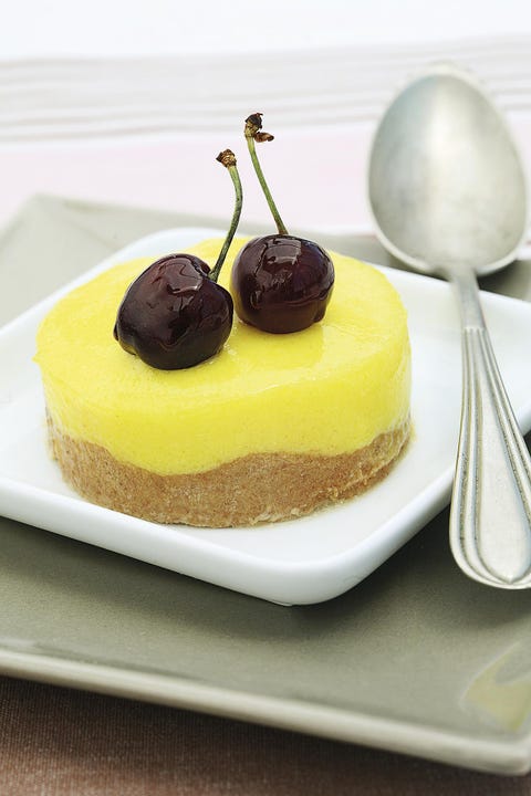 tartaletas de crema de limón con cerezas