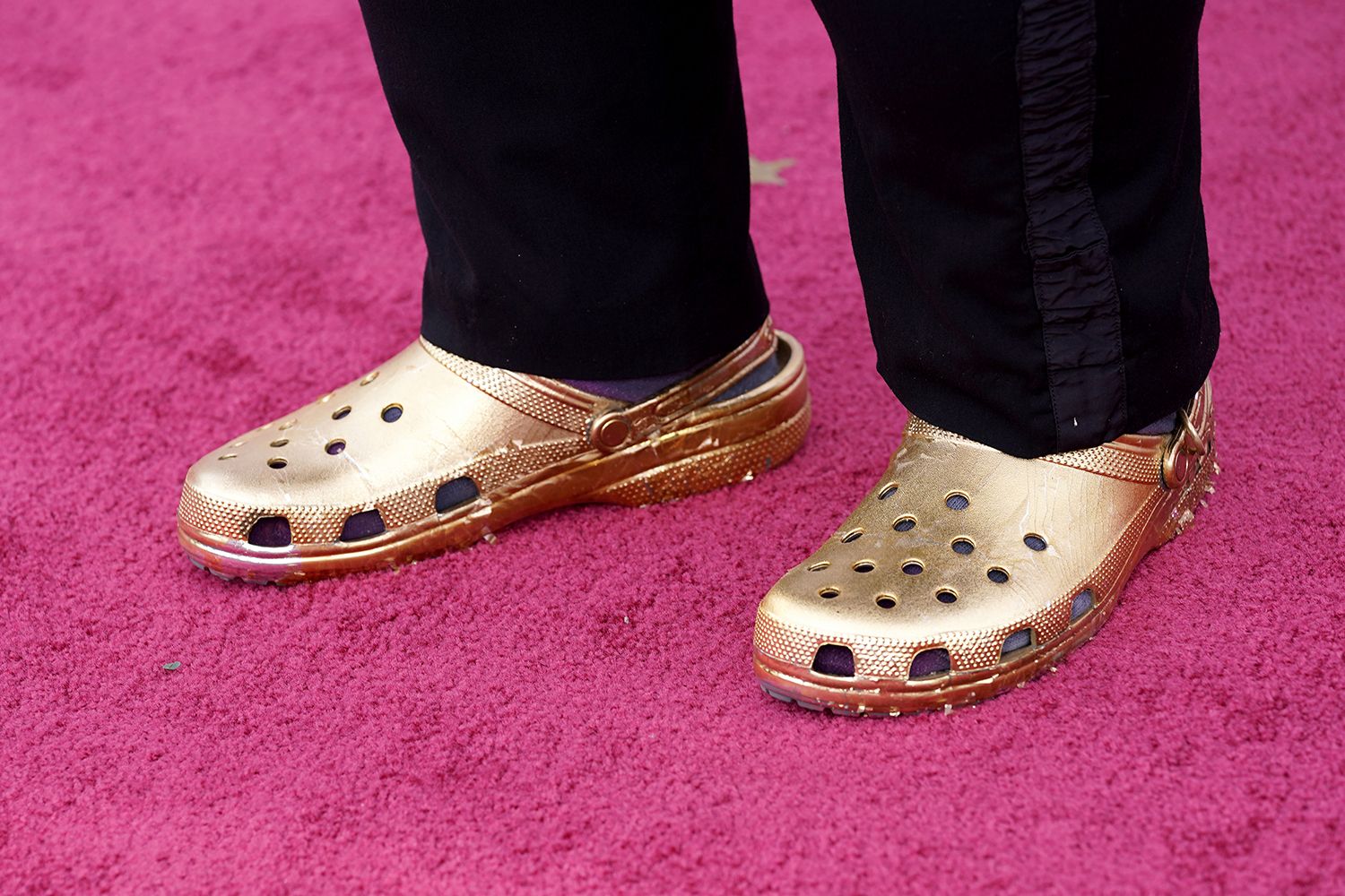 Colonos mi Estallar Los Crocs dorados de Questlove revolucionan los Oscars