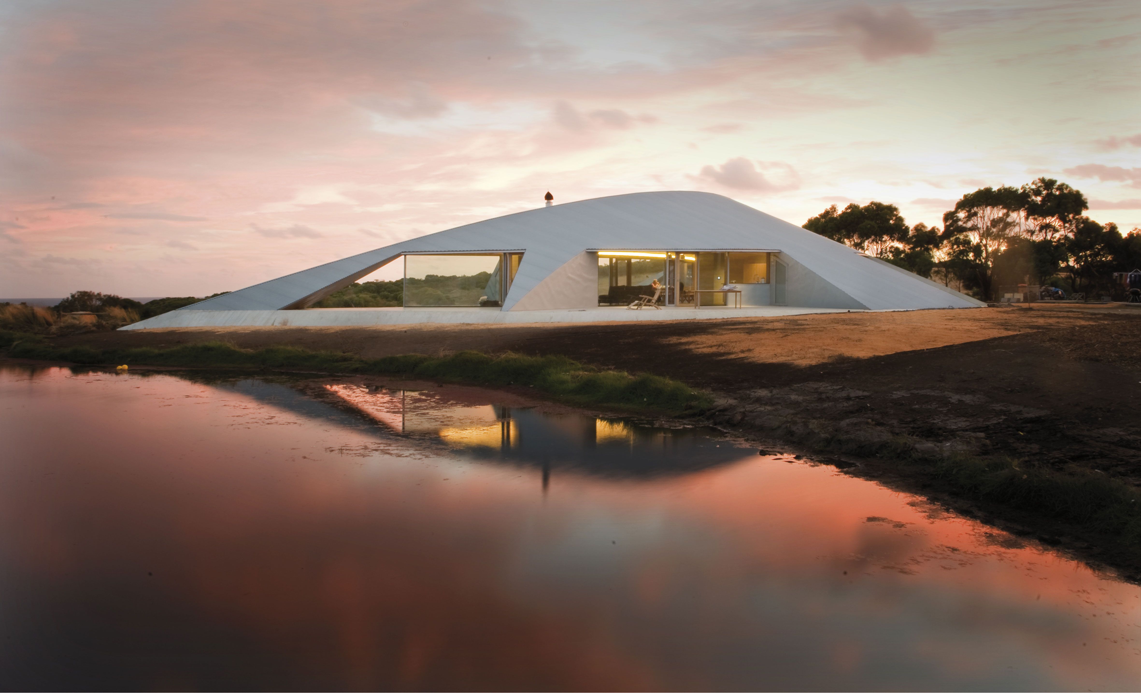 Una casa futurista sostenible e integrada en el paisaje