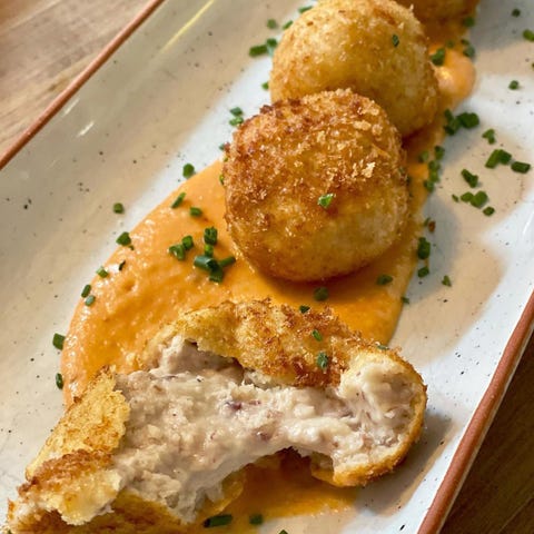 croquetas, plato del restaurante amicis, madrid