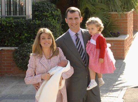 princess letizia leaves the clinic after the birth of 2nd child