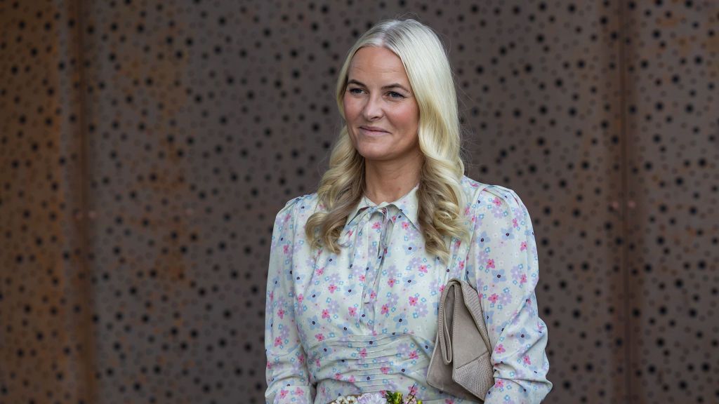La Mette-Marit de Noruega combina un vestido H&M con americana más atemporal