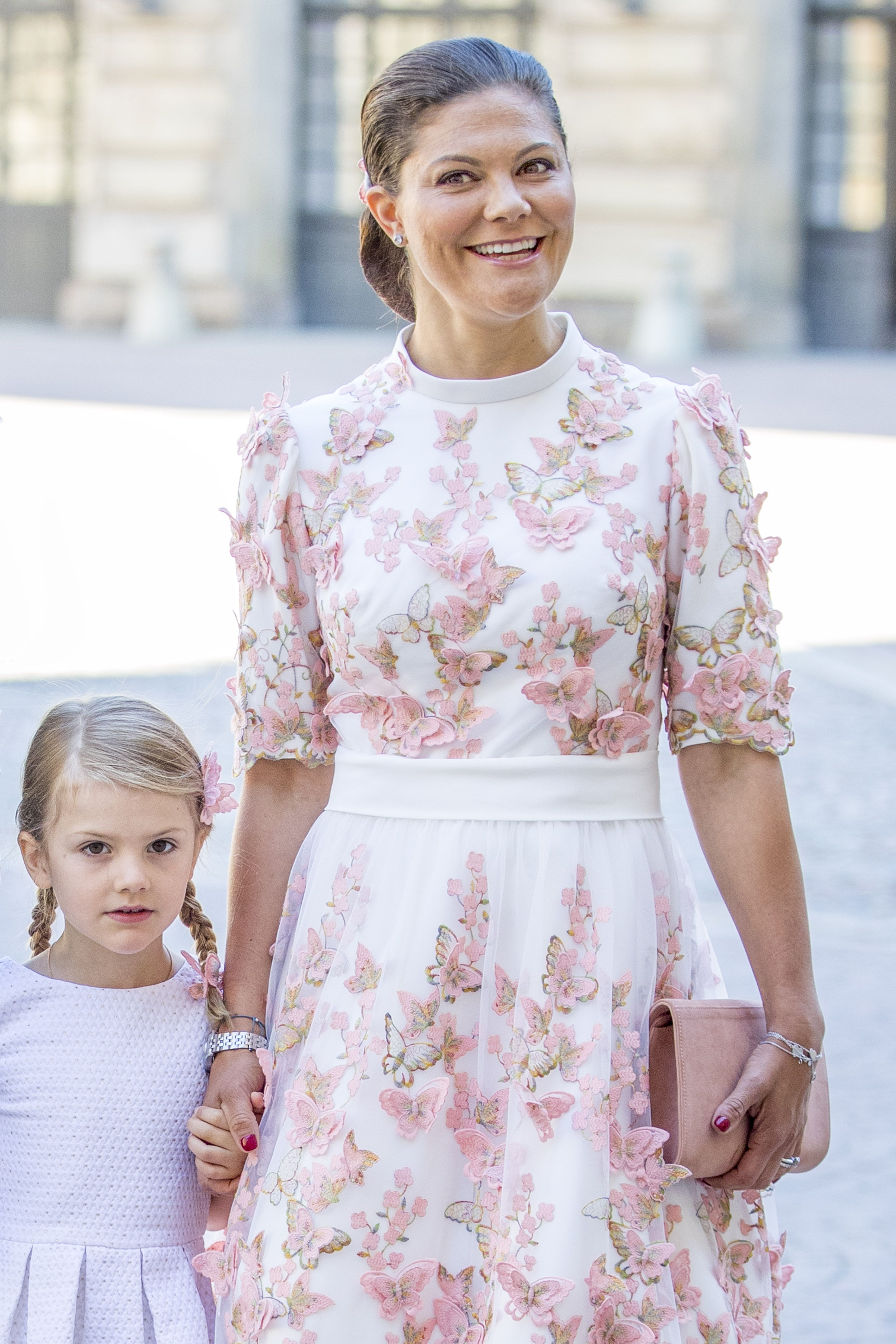 世界一美しい王室 と称賛 スウェーデン ヴィクトリア皇太子 エステル王女の母娘アルバム