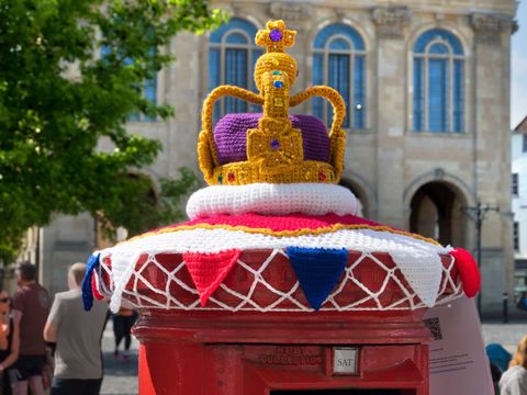 crowned post box celebrating the queens platinum jubilee in market place, abingdon