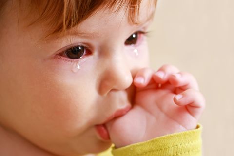 los ojos llorosos pueden ser síntoma de conjuntivitis en el bebé