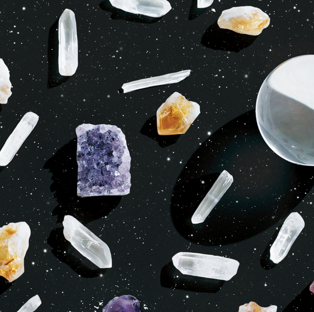 çeşitli kristaller yıldızlı bir gökyüzünü doldurur