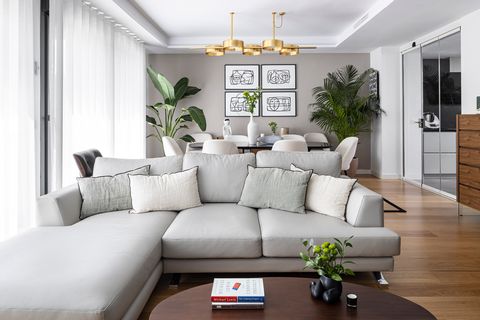 salón comedor de diseño moderno con sofá con chaise longue gris