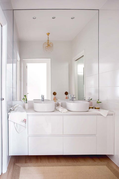 Un cuarto de baño blanco y muy actual