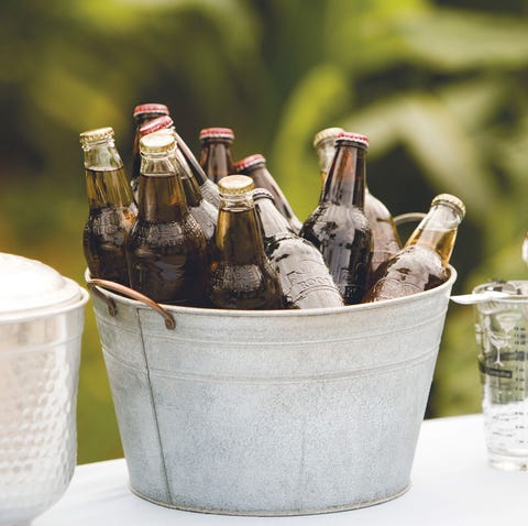 Cubeta de cinc con botellas de cerveza