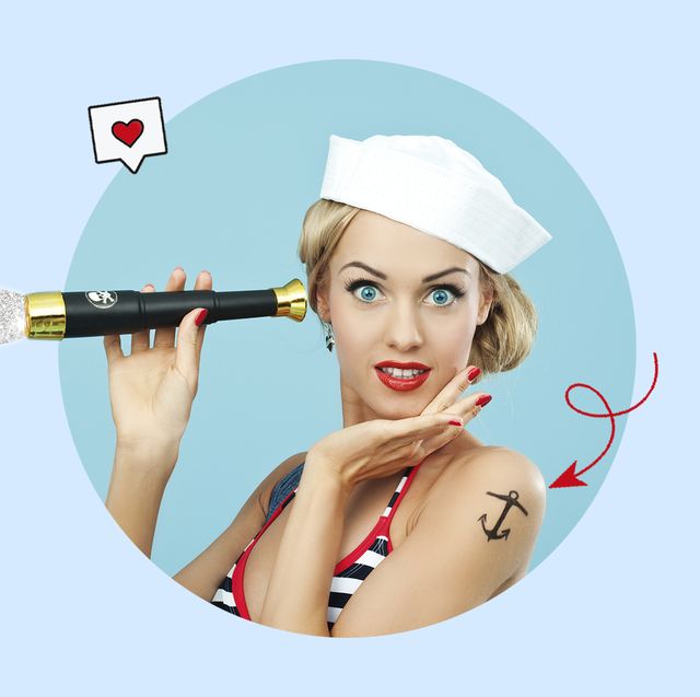 mujer vestida de marinera con un tatuaje y un catalejo