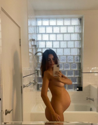 emily ratajkowsky embarazada posando desnuda frente al espejo