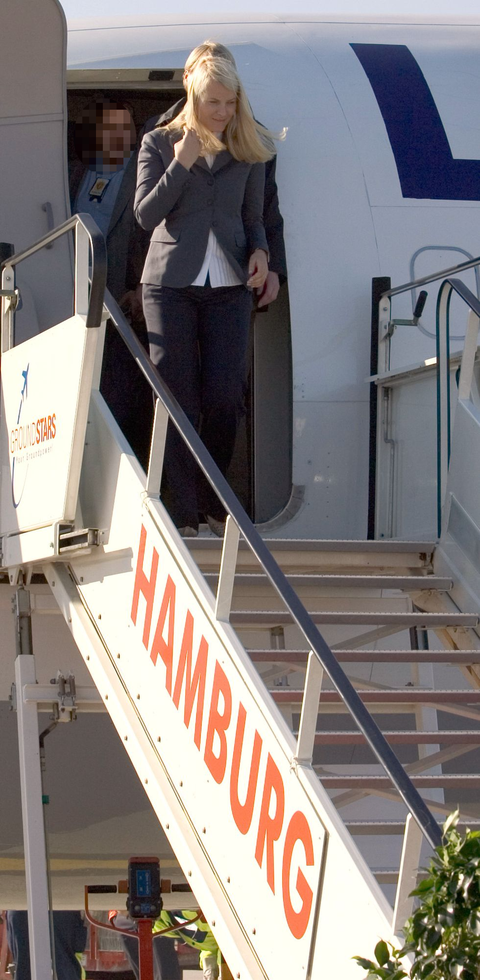 escaleras, avión, mujer, princesa, viento, pelo la princesa de noruega mette marit bajando de un avión