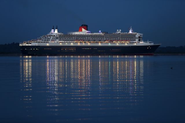 queen mary 2 arrives back to southampton due to coronavirus pandemic