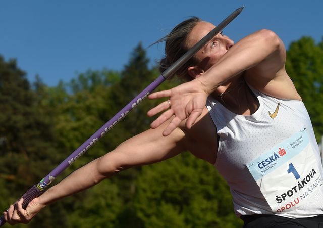 la plusmarquista mundial de jabalina regresa con victoria en el regreso del atletismo en la república checa en kladno