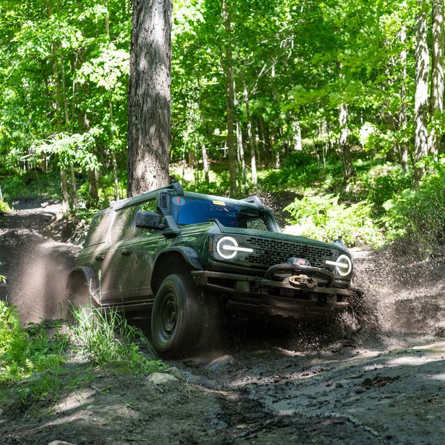 ford bronco everglades driving through mud in the forest