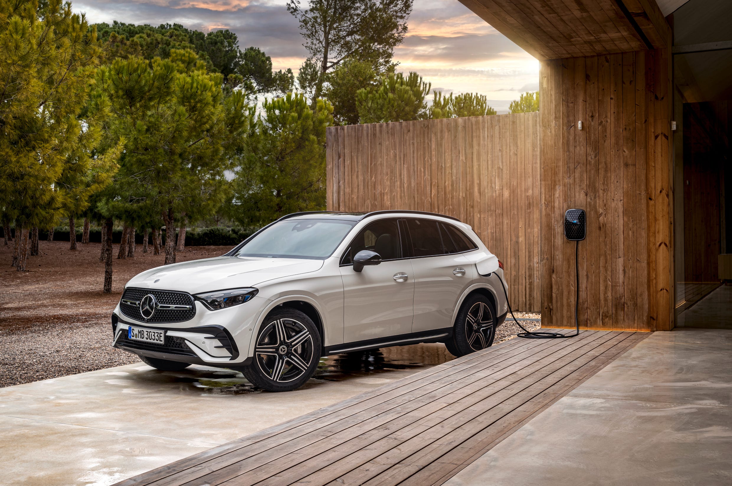 2025 Mercedes-Benz GLC 350e Gets 54 Miles of All-Electric Range