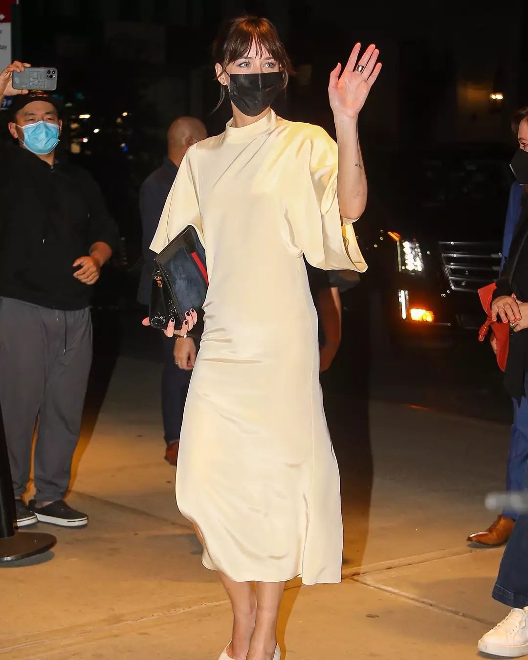 Dakota Johnson luce pierna con un vestido geisha satinado beige