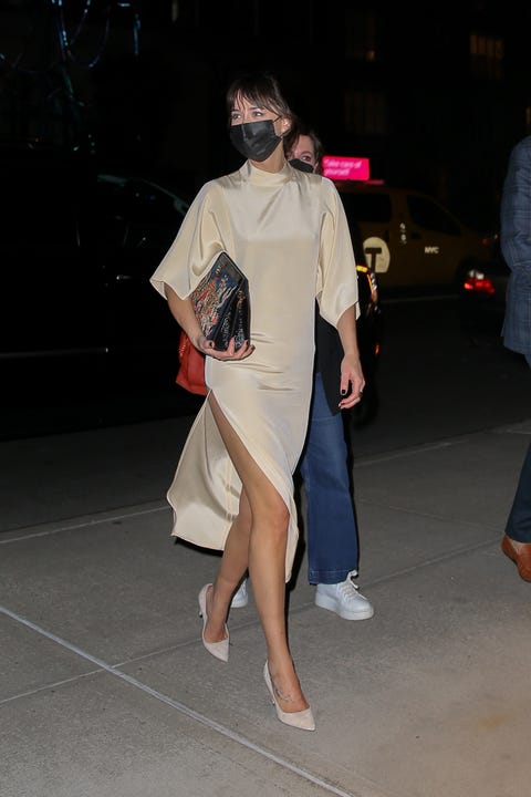 Dakota Johnson luce pierna con un vestido geisha satinado beige Dakota Johnson luce pierna con un vestido geisha satinado beige