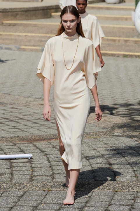 Dakota Johnson luce pierna con un vestido geisha satinado beige Dakota Johnson luce pierna con un vestido geisha satinado beige