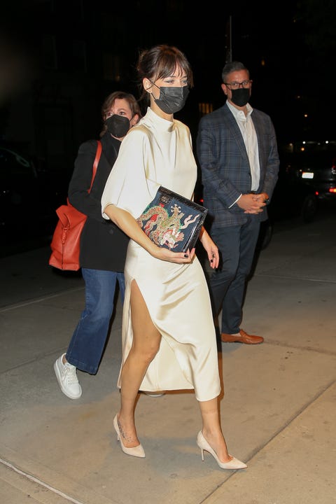 Dakota Johnson luce pierna con un vestido geisha satinado beige