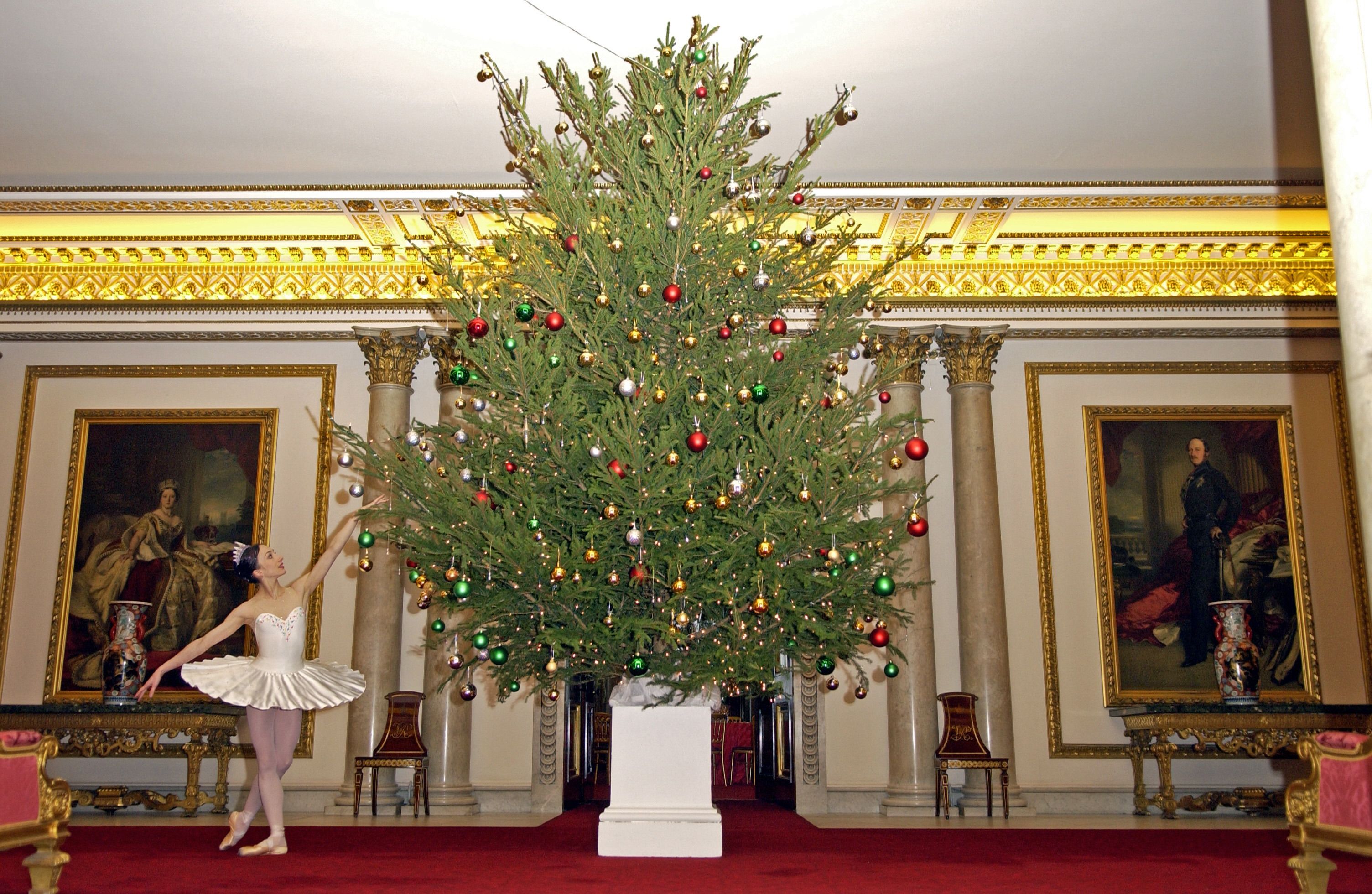 Buckingham Palace Christmas 2022 Photos Of Christmas At Buckingham Palace Through The Years