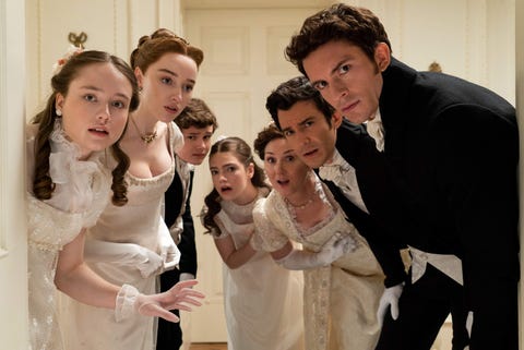 daphne basset and francesca, gregory, hyacinth, violet, benedict and anthony bridgerton in bridgerton, season 2