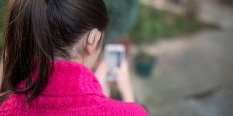 une femme qui envoie des SMS