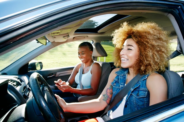 fille conduisant mère en voiture