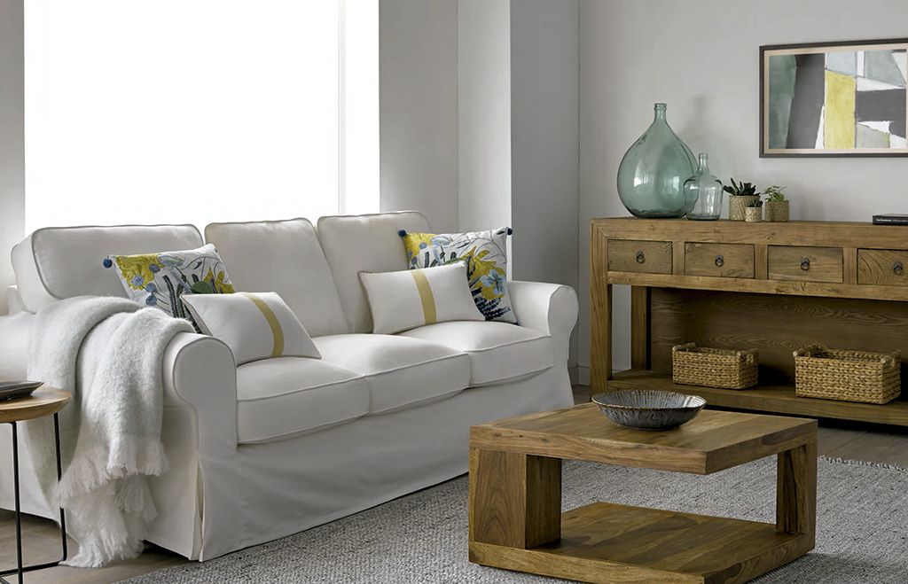 Mantas, sofá y otros accesorios para disfrutar en casa del ambiente  perfecto para ver tus series.