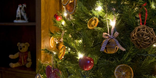 5 Cheap, Easy And Free Ways To Decorate Your Christmas Tree