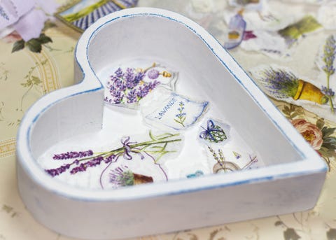 Witte houten hartvormige doos, met decoupage afbeeldingen van lavendel op de bodem en uitgeknipt papier eromheen