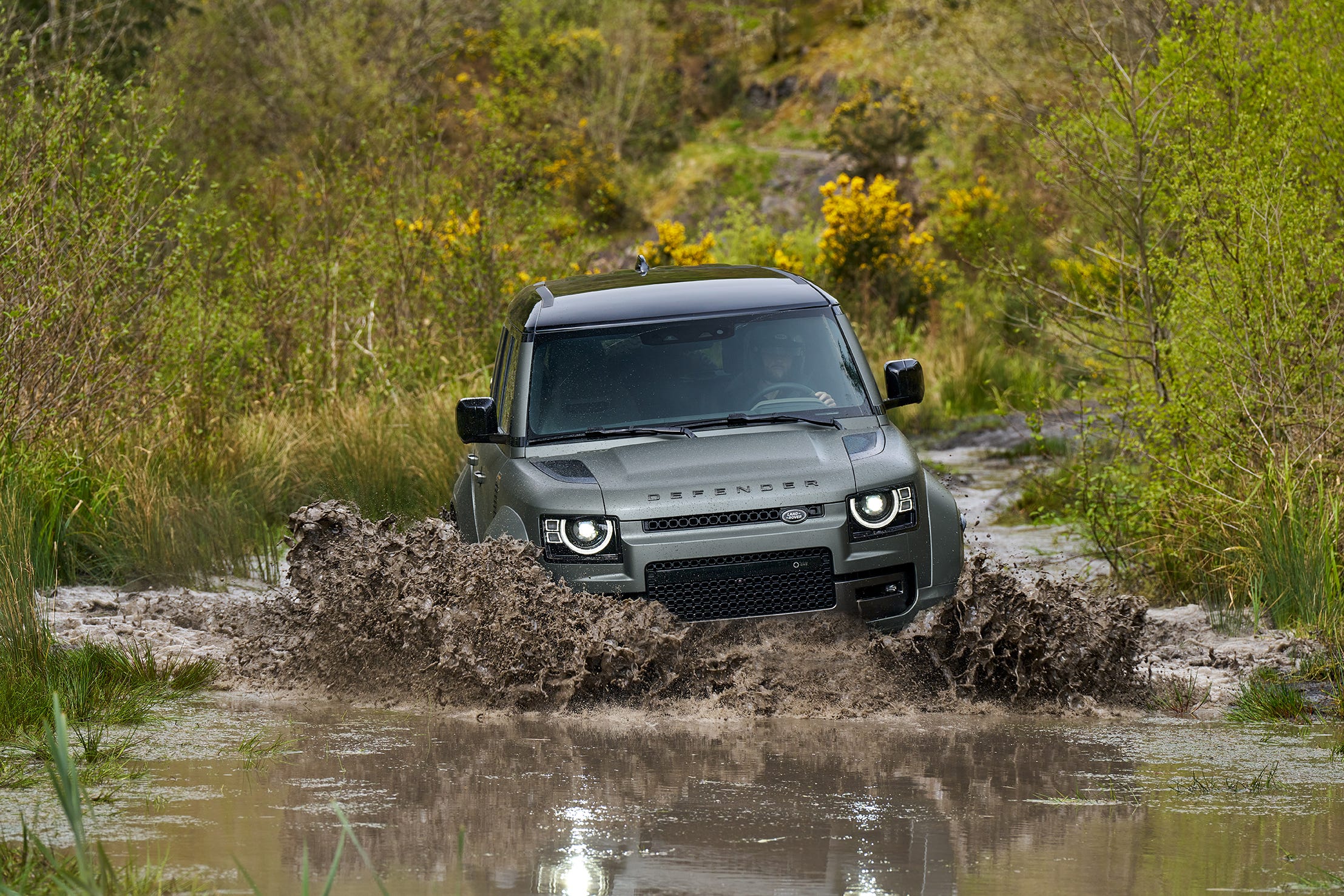 2025 Land Rover Defender OCTA Is a Rugged 626-HP Off-Roader